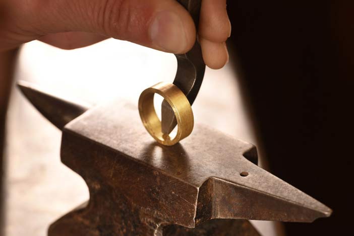 Tout savoir sur la fabrication des bijoux en or et en argent