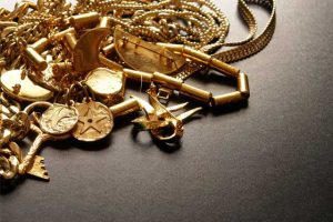 Objets précieux, bijoux, or, œuvres d’art : quelle fiscalité à la revente ?