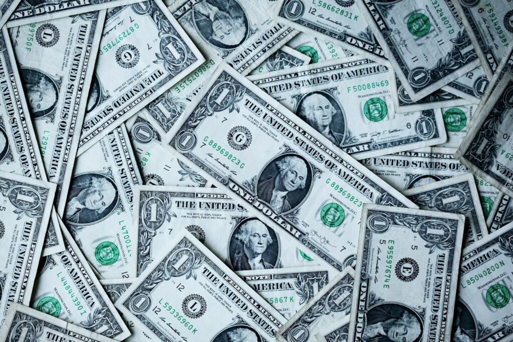 Cours de l’or et dollar américain : comprendre leur relation pour mieux investir
