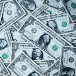 Cours de l’or et dollar américain : comprendre leur relation pour mieux investir