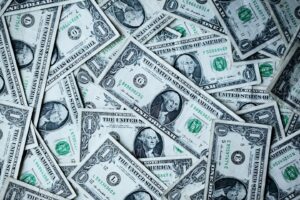Cours de l’or et dollar américain : comprendre leur relation pour mieux investir