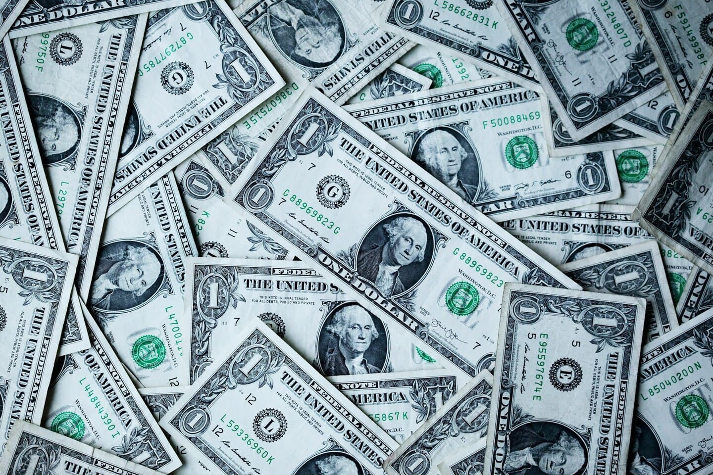 Cours de l’or et dollar américain : comprendre leur relation pour mieux investir