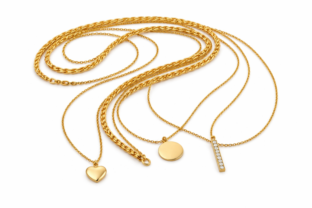 Plusieurs colliers en or entiers avec chaînes et pendentifs présentés sur fond blanc