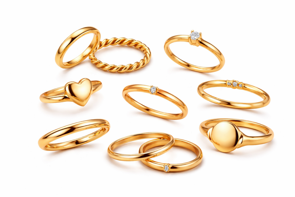 Plusieurs bagues en or avec pierres présentées sur fond blanc pour estimation de bijoux"